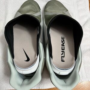 Men’s size 10.5 Nike Flyease sneakers